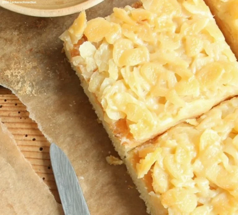 Buttermilchkuchen mit Mandeln auf einem Teller, frisch gebacken