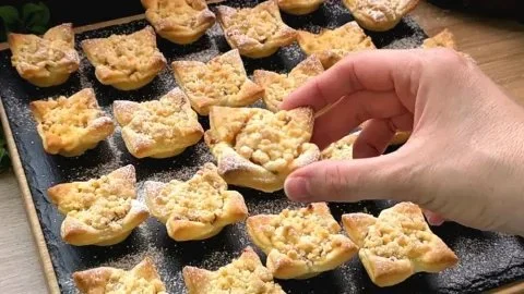 Saftige Apfel-Streusel-Muffins aus Blätterteig auf einem Holztablett