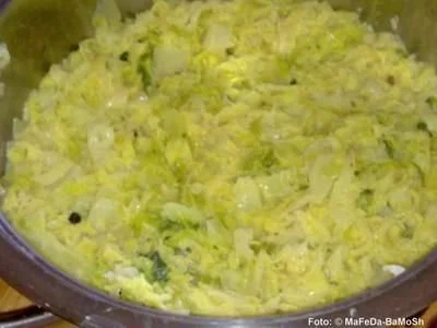 Eine leckere Portion creamed cabbage auf einem weißen Teller serviert.