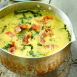 Cremige Wirsingsuppe mit Kartoffeln und Speck