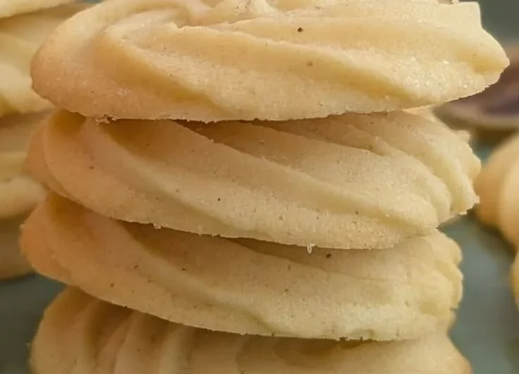 Dänische Butterkekse auf einem Teller, frisch gebacken und goldbraun.