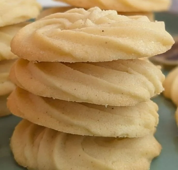 Dänische Butterkekse auf einem Teller, frisch gebacken und goldbraun.
