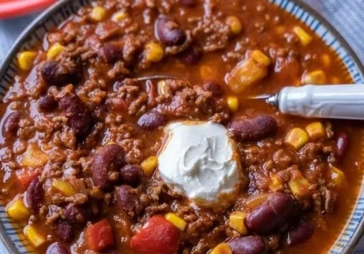 Ein köstlicher Teller Chili con Carne mit frischen Zutaten und Gewürzen.