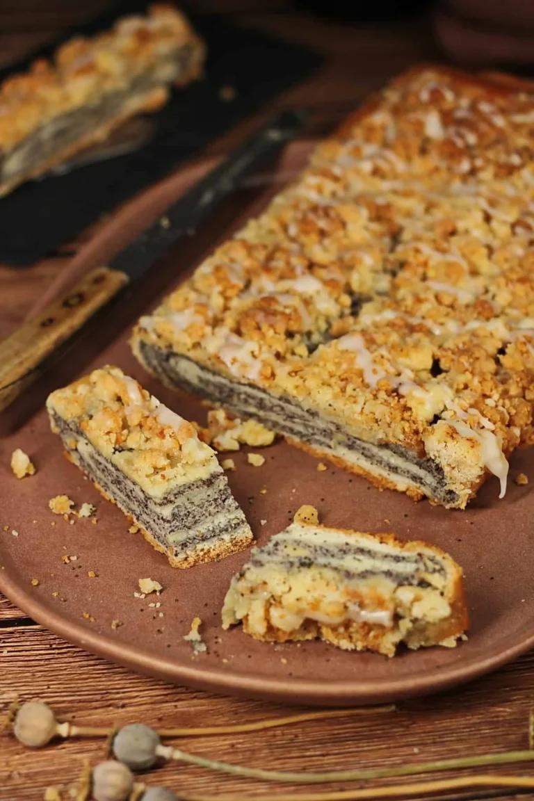 Köstlicher Mohnstriezel frisch gebacken mit Quark und Mohnfüllung