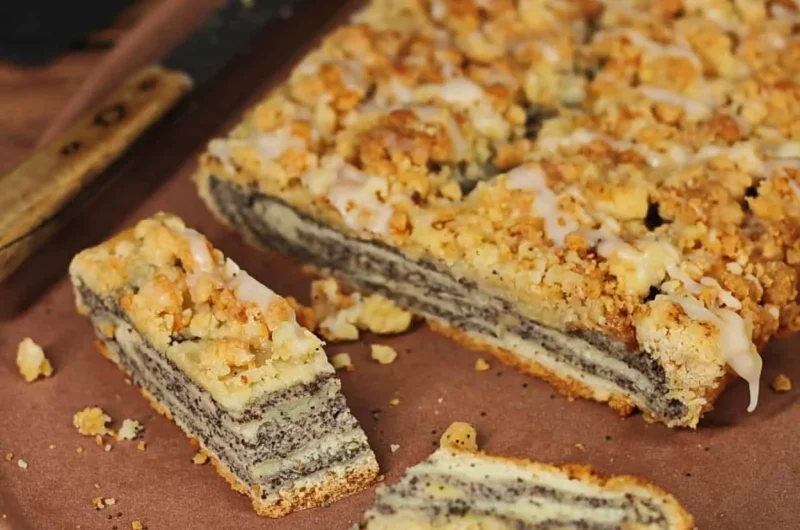 Köstlicher Mohnstriezel frisch gebacken mit Quark und Mohnfüllung