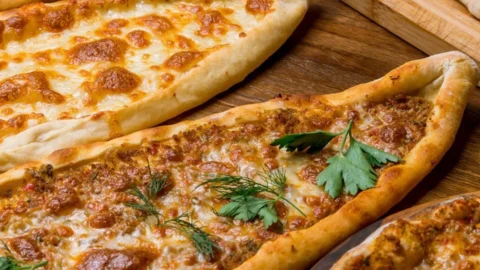 Leckere Pide mit Hackfleisch als idealer Party-Snack
