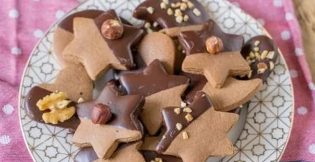 Eine Auswahl köstlicher Weihnachtskekse auf einem festlich gedeckten Tisch