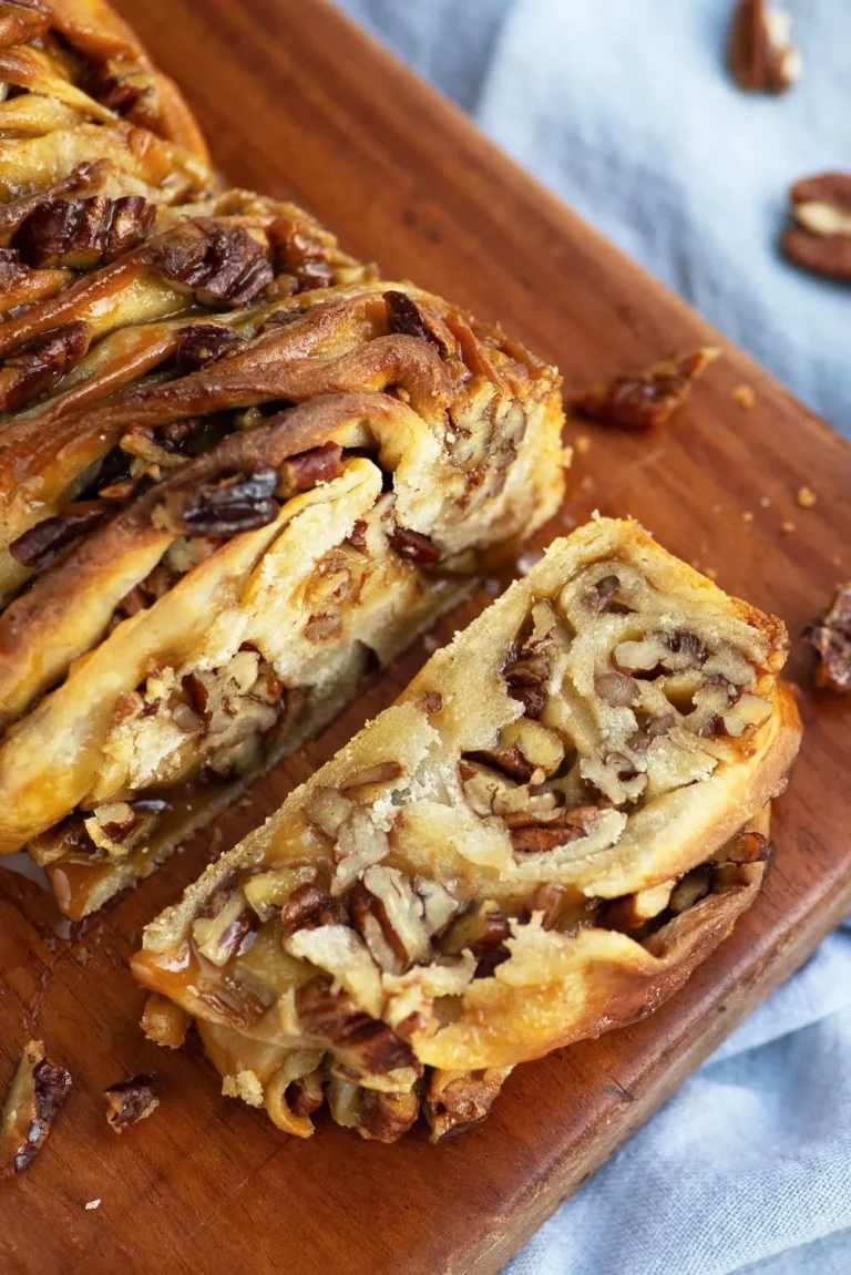 Ein köstlicher Maple Caramel Pecan Sticky Babka Cake auf einem Teller