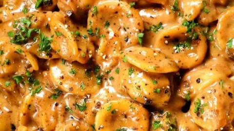 Schüssel mit einfacher französischer Zwiebelsuppe Pasta, köstlich und herzhaft