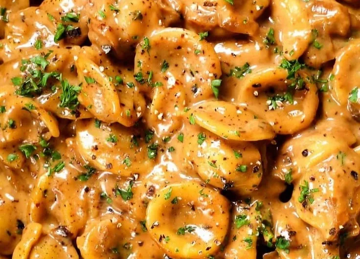 Schüssel mit einfacher französischer Zwiebelsuppe Pasta, köstlich und herzhaft