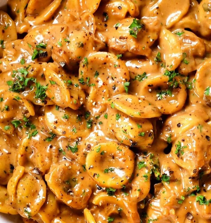 Schüssel mit einfacher französischer Zwiebelsuppe Pasta, köstlich und herzhaft