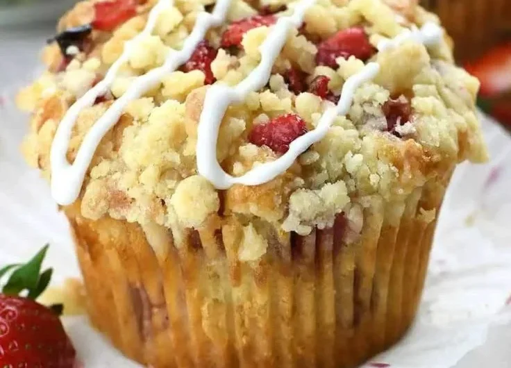 Leckere und cremige Erdbeermuffins auf einem rustikalen Holzbrett