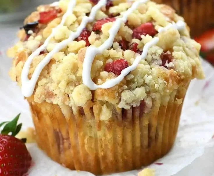 Leckere und cremige Erdbeermuffins auf einem rustikalen Holzbrett