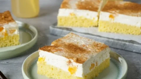 Leckerer Fantakuchen mit Schmand und Mandarinen auf einem Teller