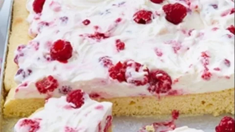 Fantakuchen mit Himbeeren auf einem Blech, frisch gebacken