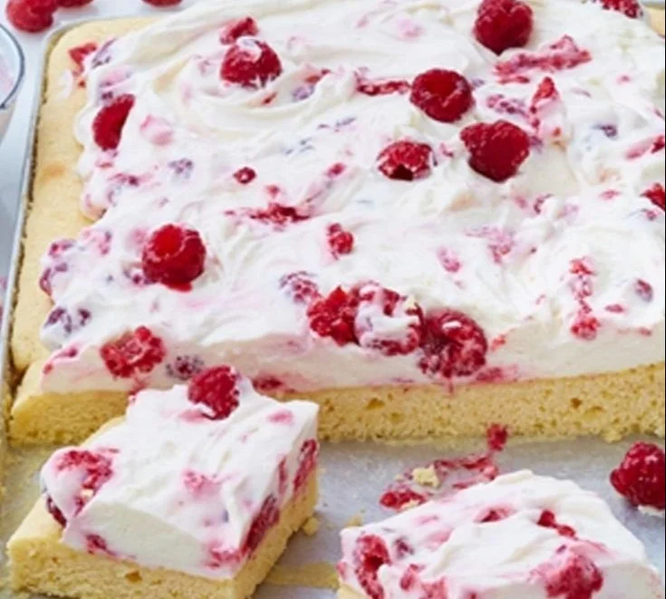 Fantakuchen mit Himbeeren auf einem Blech, frisch gebacken