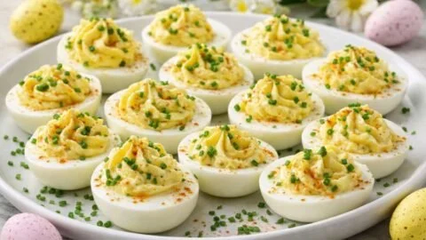 Leckere gefüllte Eier für den Osterbrunch dekorativ angerichtet