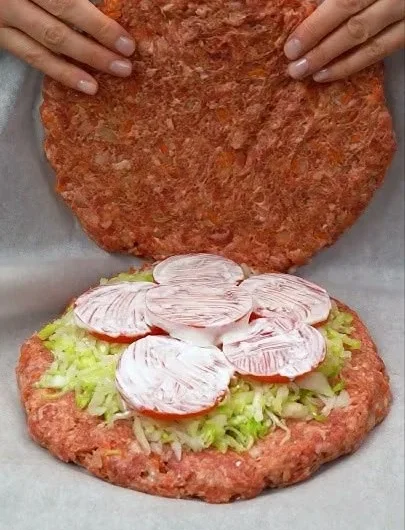 Schmackhaftes Hackfleisch-Kohl-Gericht auf einem Teller serviert.