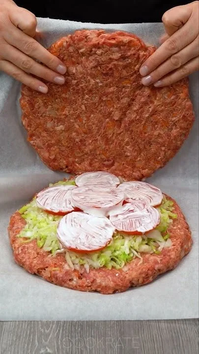 Schmackhaftes Hackfleisch-Kohl-Gericht auf einem Teller serviert.