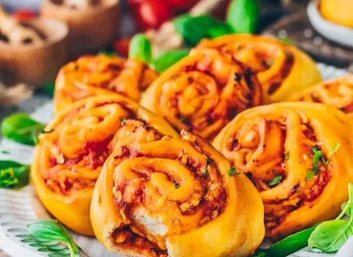 Herzhafte Hefeteig Snacks, Pizzaschnecken mit Spinat und vegetarisches Fingerfood