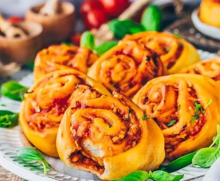 Herzhafte Hefeteig Snacks, Pizzaschnecken mit Spinat und vegetarisches Fingerfood