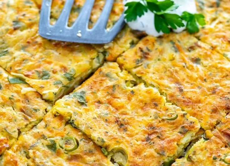 Herzhafter Gemüsekuchen vom Blech mit buntem Gemüse und knusprigem Teig