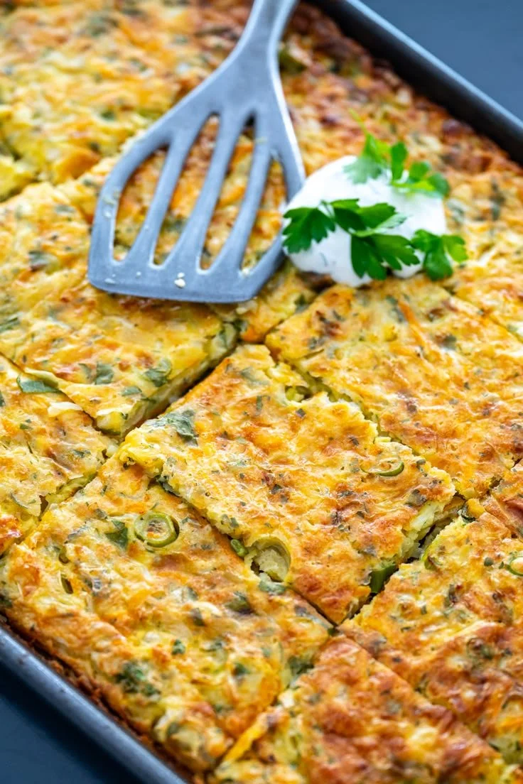 Herzhafter Gemüsekuchen vom Blech mit buntem Gemüse und knusprigem Teig