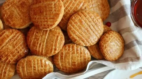 Leckere Honigplätzchen auf einem Teller, ideal für die Weihnachtszeit.