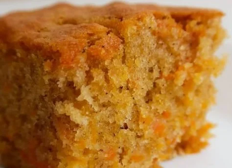 Saftiger Karottenkuchen, schnell und extra cremig, mit frischen Karotten und Nussbelag