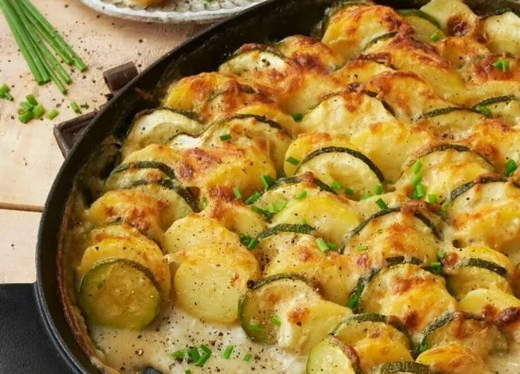 Köstlicher Kartoffel-Zucchini-Auflauf frisch aus dem Ofen