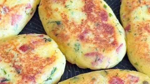 Köstliche Kartoffelbratlinge mit Reinert Bärchen-Salami auf einem Teller