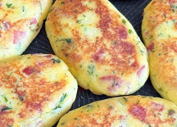 Köstliche Kartoffelbratlinge mit Reinert Bärchen-Salami auf einem Teller