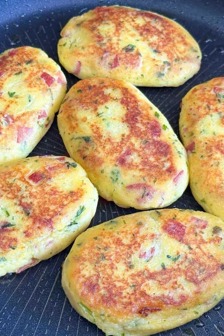 Köstliche Kartoffelbratlinge mit Reinert Bärchen-Salami auf einem Teller