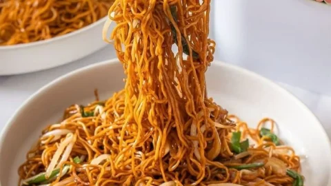 Schüssel mit klassischem Chow Mein, frisch zubereitet mit Gemüse und Nudeln