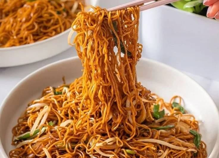 Schüssel mit klassischem Chow Mein, frisch zubereitet mit Gemüse und Nudeln