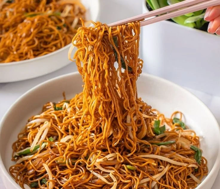 Schüssel mit klassischem Chow Mein, frisch zubereitet mit Gemüse und Nudeln