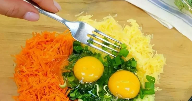 Knusprige Zucchini-Käse Stangen auf einem Teller, frisch aus dem Ofen