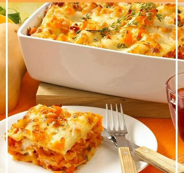 Köstliche Kürbis-Lasagne auf einem Teller angerichtet