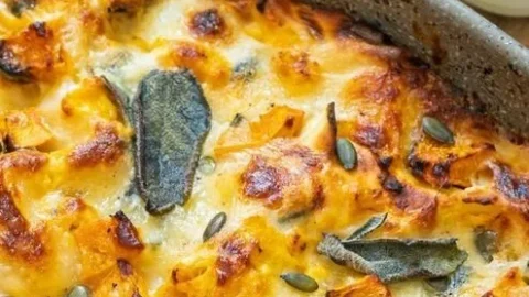 Kürbis-Lasagne mit geschmolzenem Käse und frischen Kräutern