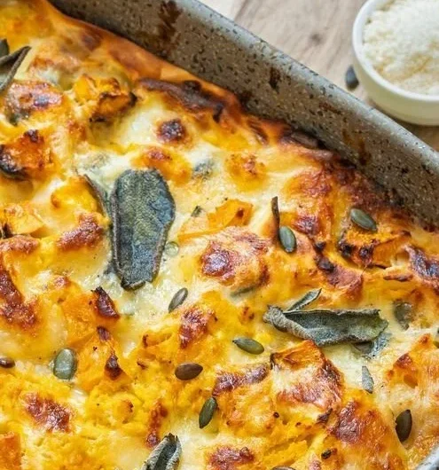 Kürbis-Lasagne mit geschmolzenem Käse und frischen Kräutern