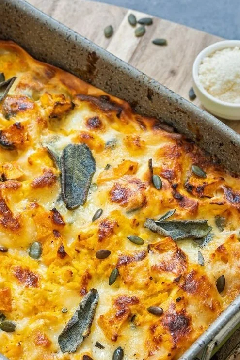 Kürbis-Lasagne mit geschmolzenem Käse und frischen Kräutern