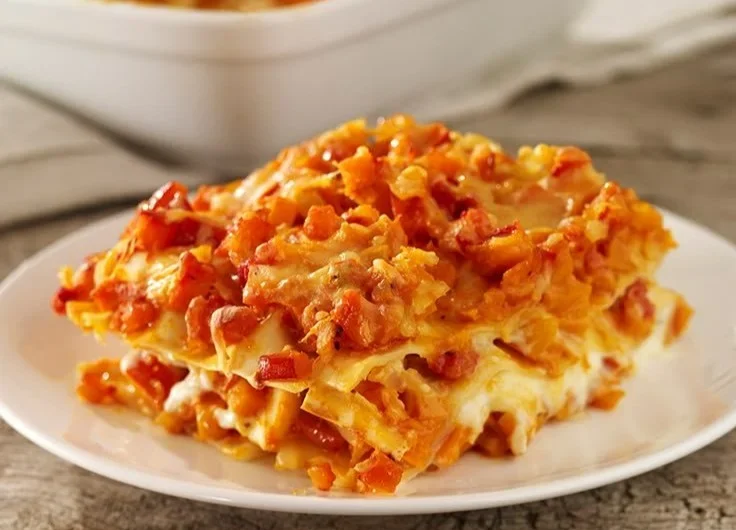Leckere selbstgemachte Lasagne mit Käse und Tomatensauce