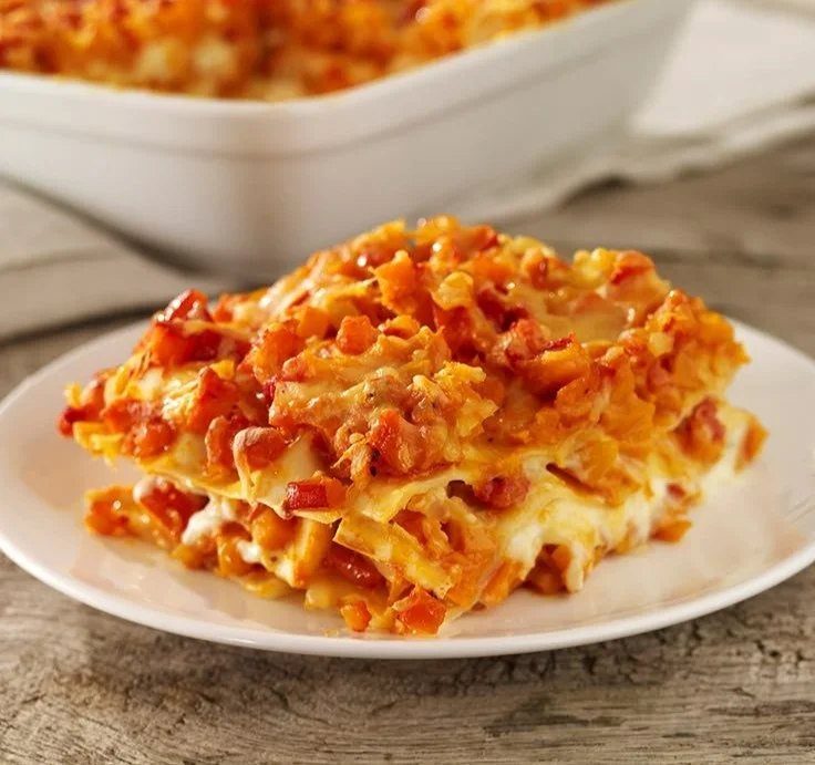 Leckere selbstgemachte Lasagne mit Käse und Tomatensauce