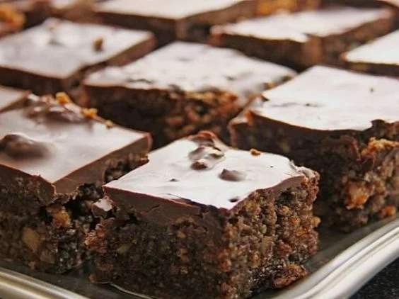 Lebkuchen Brownies mit Gewürzen und Schokolade auf einem Teller