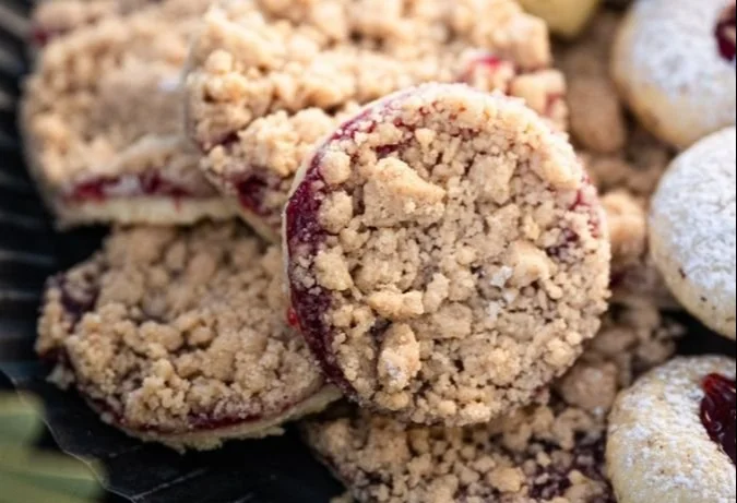 Frisch gebackene Streuselplätzchen mit Marmeladenfüllung auf einem Teller