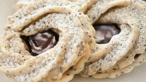 Leckerer Mohn Marzipan Kringel auf einem Teller, perfekt für jeden Anlass.
