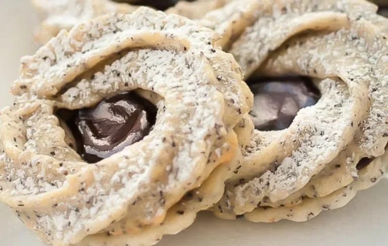 Leckerer Mohn Marzipan Kringel auf einem Teller, perfekt für jeden Anlass.