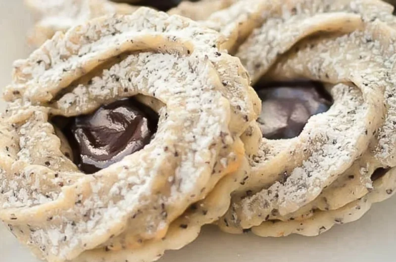 Leckerer Mohn Marzipan Kringel auf einem Teller, perfekt für jeden Anlass.
