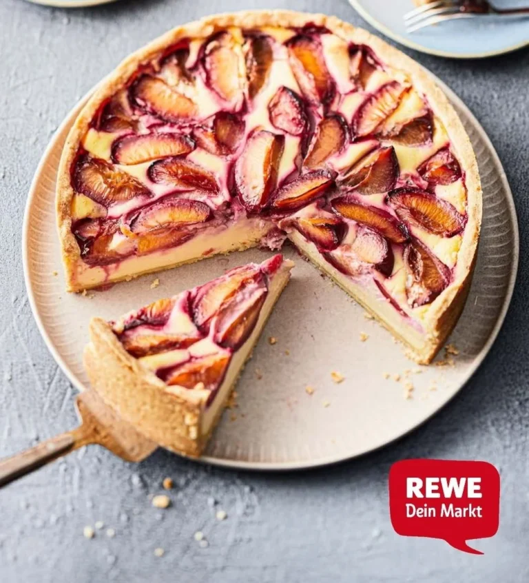 Pflaumenkuchen mit Mürbeteig und Schmand auf einem Teller