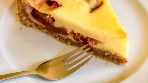 Pflaumenkuchen mit Schmand auf einem Teller, ideal für Dessertideen.